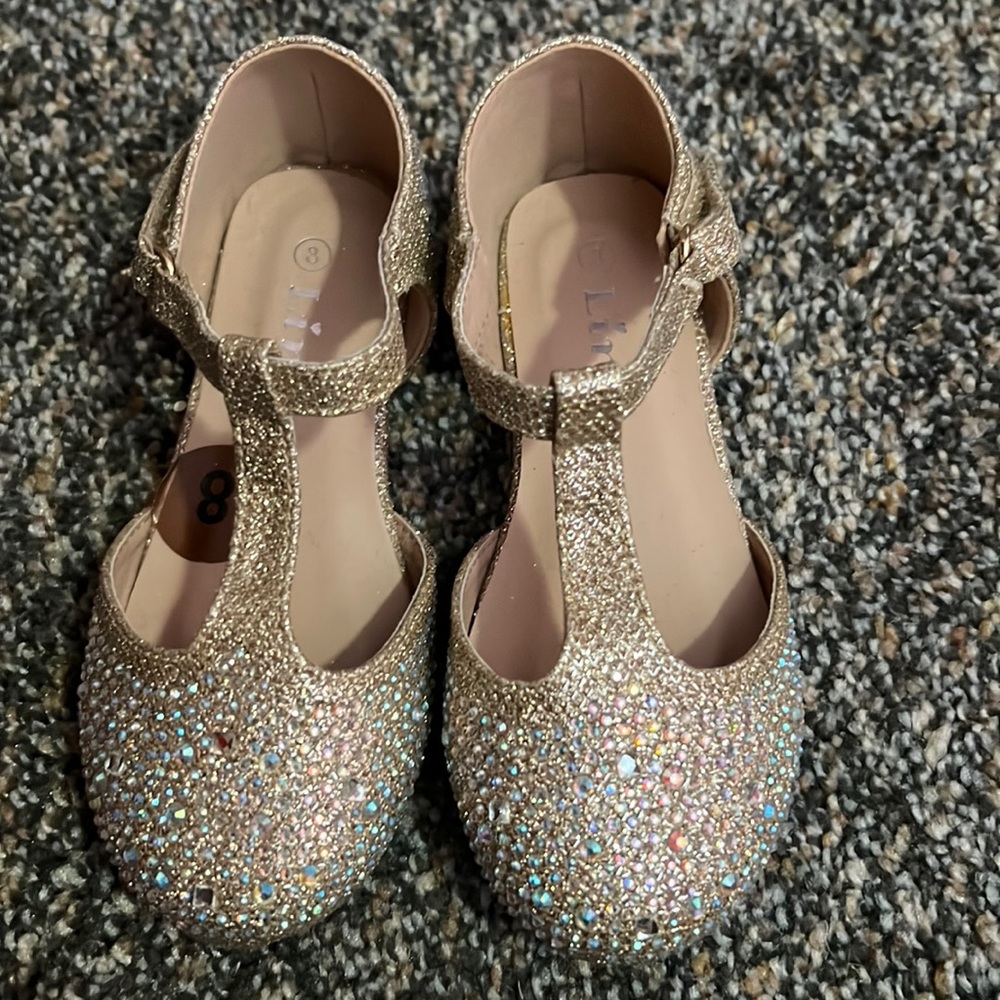 Toddlers girl size 8. Used a couple of times. Gold shoes.